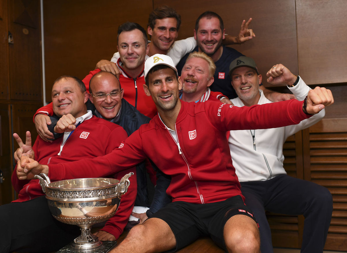Novak Djokovič pózuje s víťaznou trofejou z...