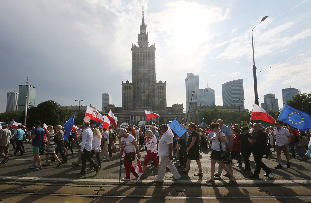 Manifestácie v uliciach miest Poľska trvajú od...