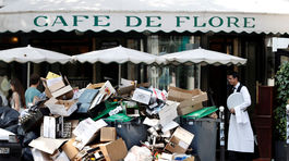 V Paríži štrajkujú smetiari, zápach odrádza od posedenia v kaviarňach