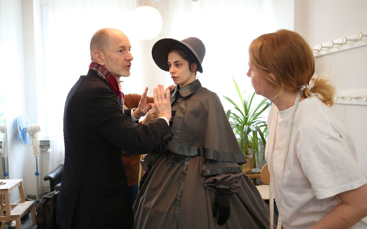 Herečka Monika Potokárová pri skúške kostýmu.