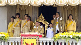 Kráľ-playboy si doprial izoláciu v 'zatvorenom' alpskom hoteli s 20 ženami