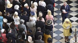 Kráľovná Alžbeta II a princ Charles opúšťajú...