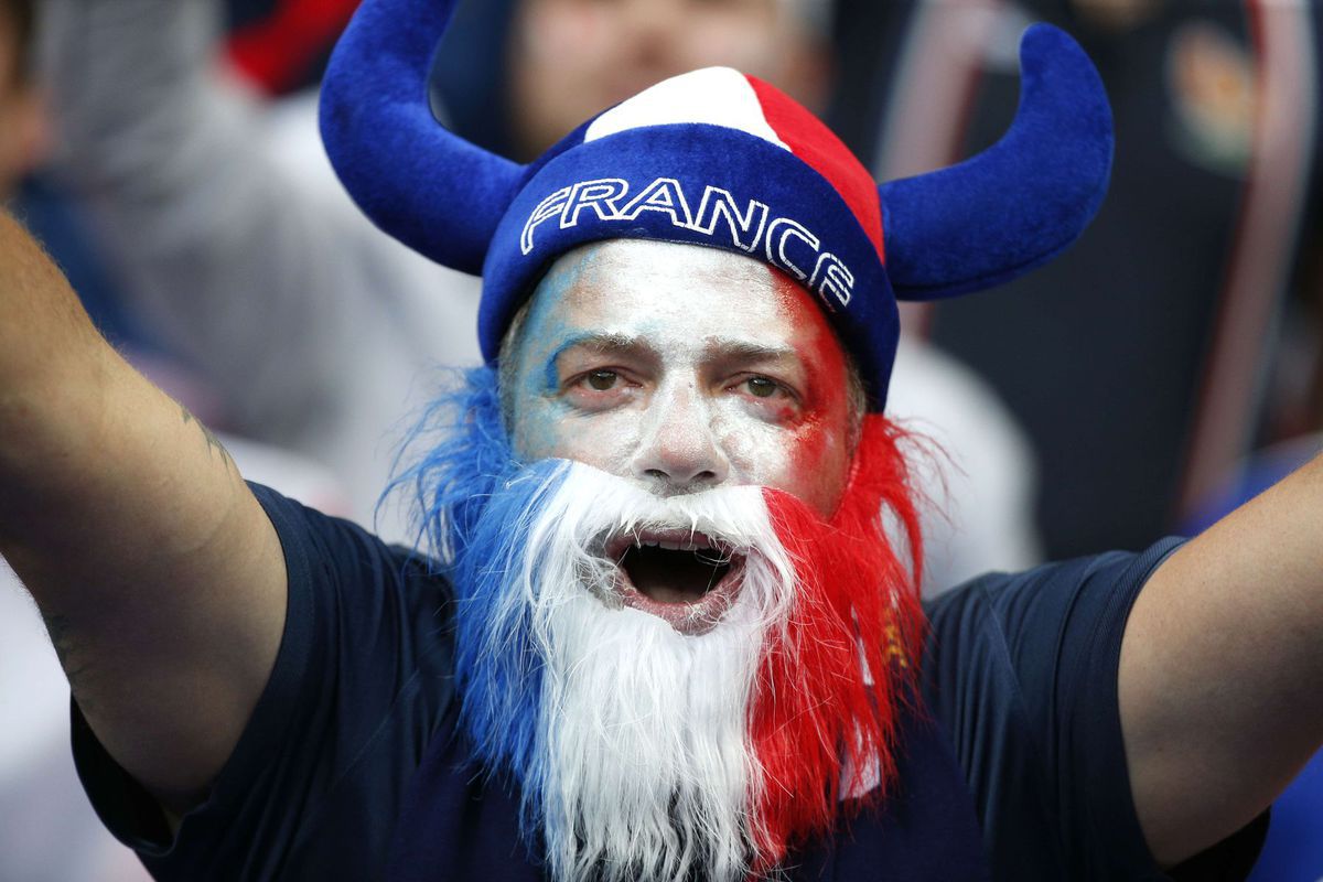 Francúzsky fanúšik pred zápasom proti Rumunsku.