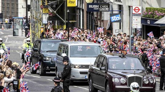 Zástup ľudí počas osláv 90. narodenín kráľovnej...
