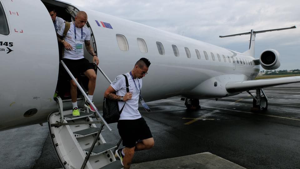 Slovenskí futbalisti po prílete do Bordeaux.
