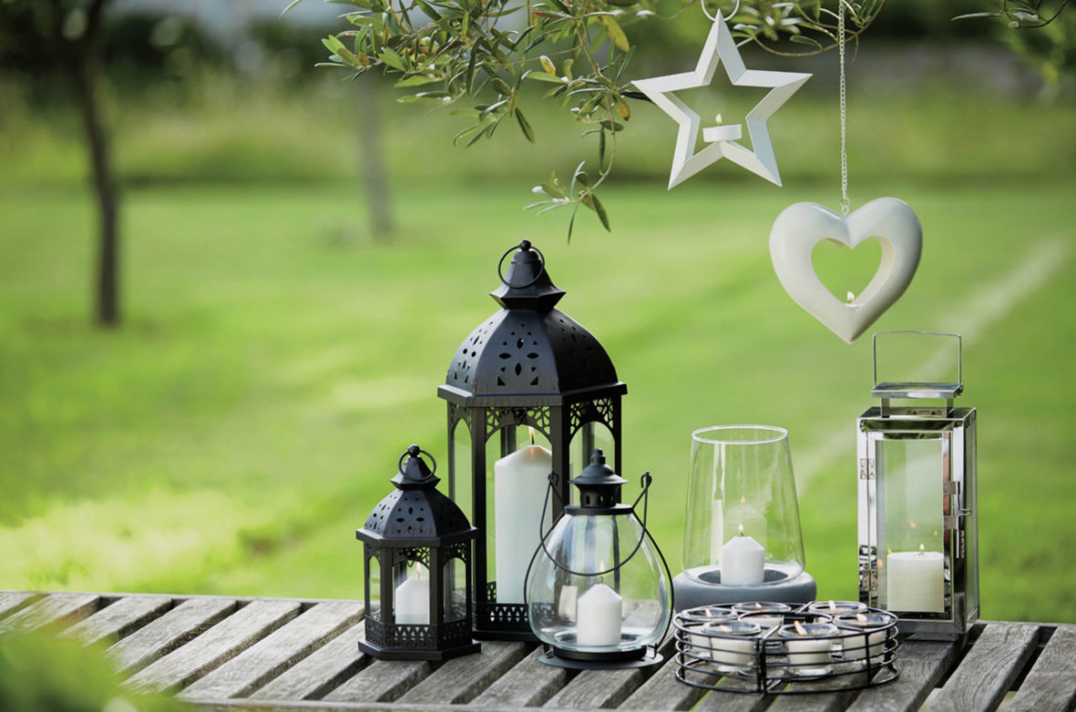 Exteriérové lampáše spríjemnia večernú...