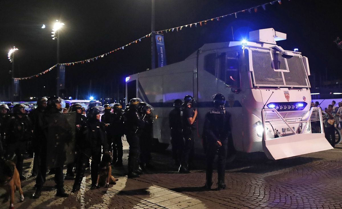 Francúzska polícia v strehu po zápase skupiny B...