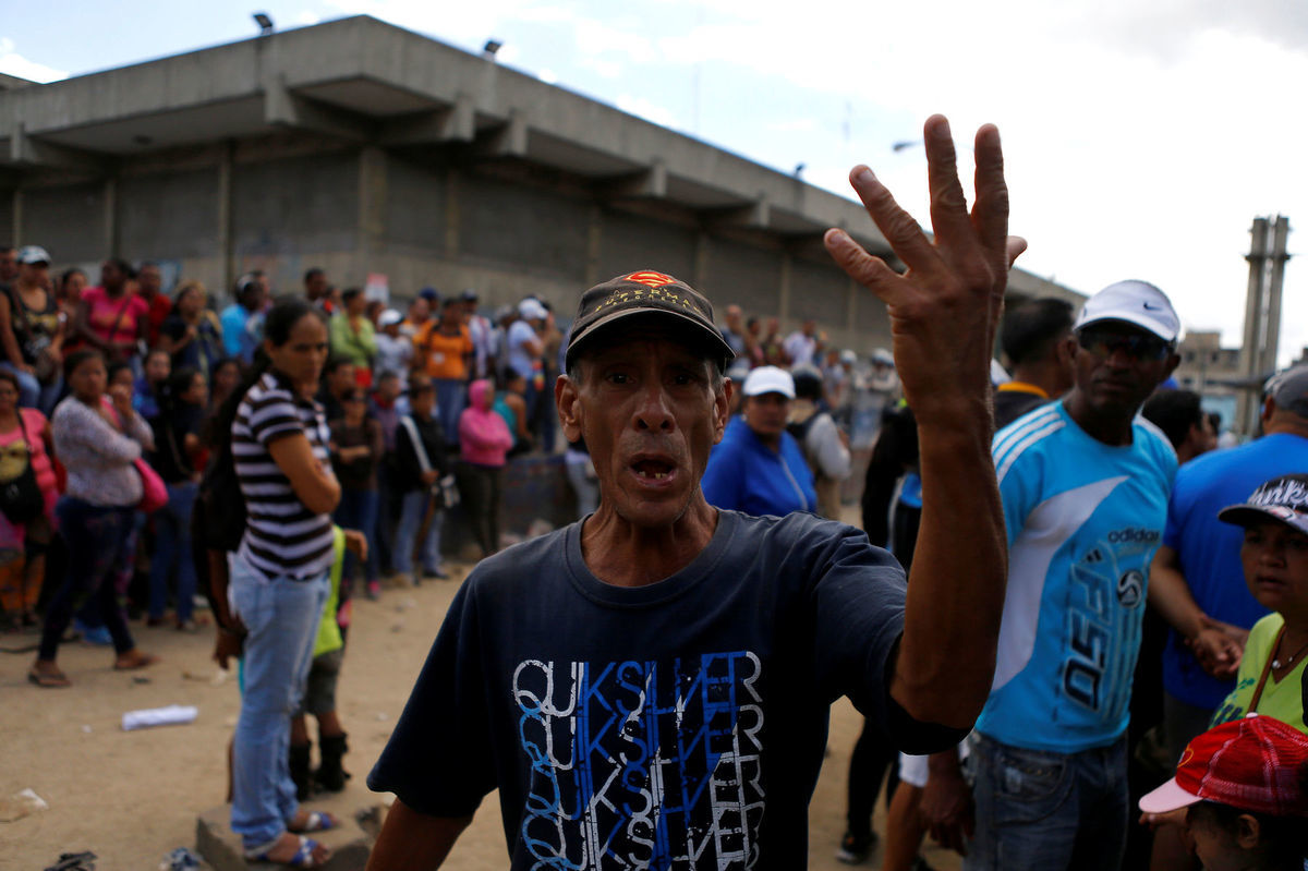 Venezuelčania márne čakajú pred obchodom v...