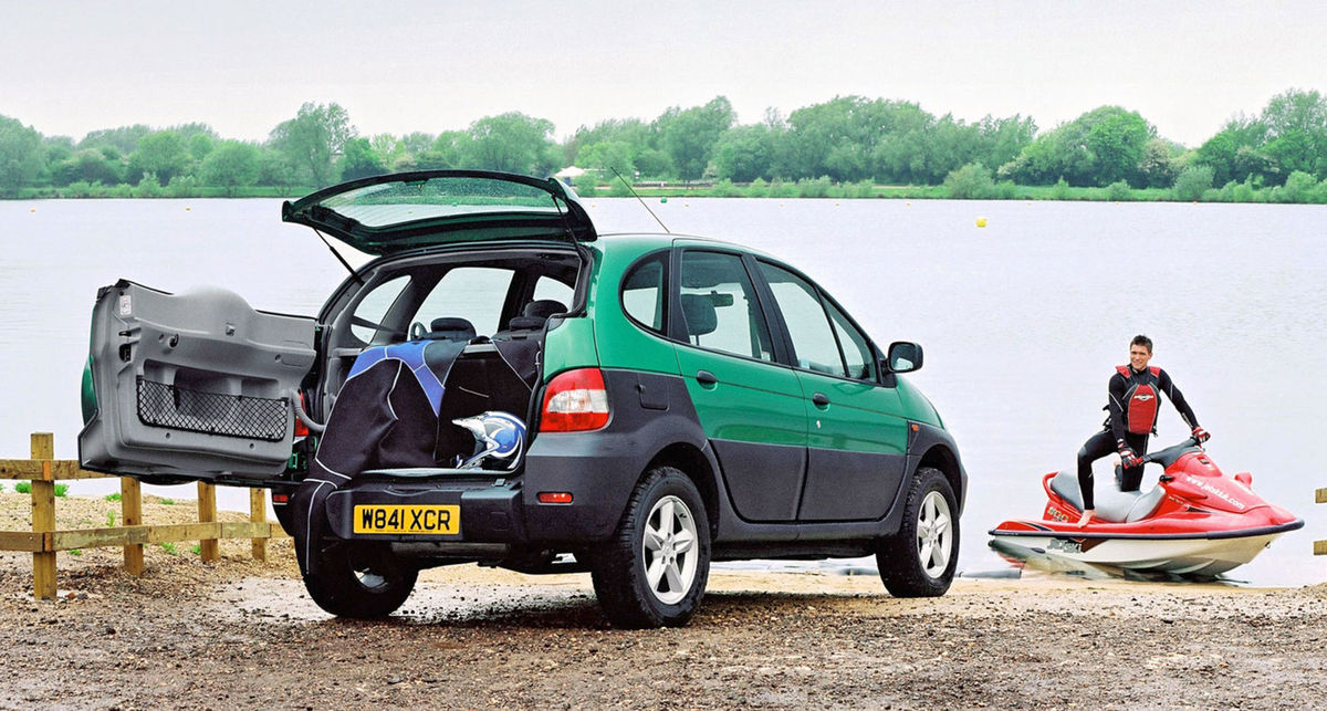 Scénic RX4 mal odlišne riešené zadné dvere. To...