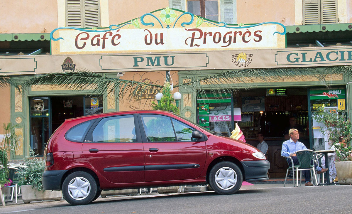 V kufri ponúkol Mégane Scénic už v základe 410...