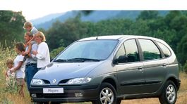 Renault Scénic: Malý 'Espace' má 20 rokov. Na začiatku ohúril