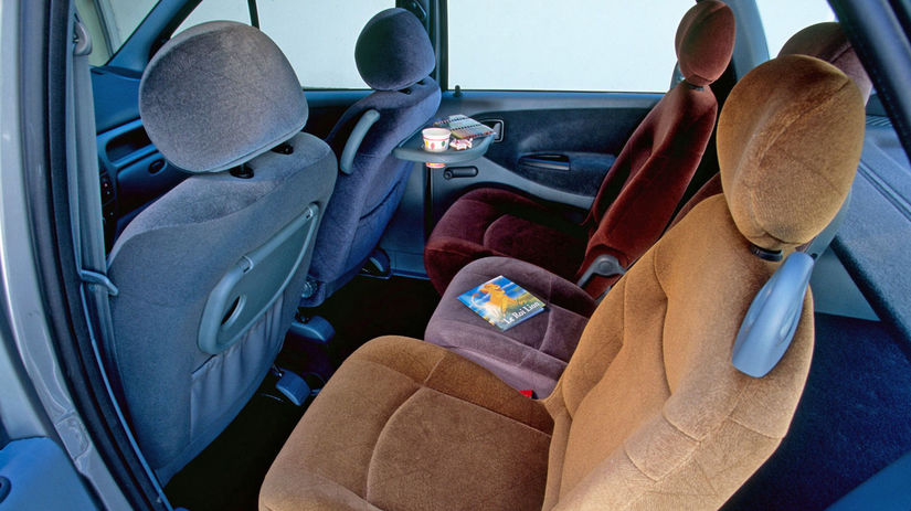 Tri zadné sedadlá sa posúvali o 200 mm....