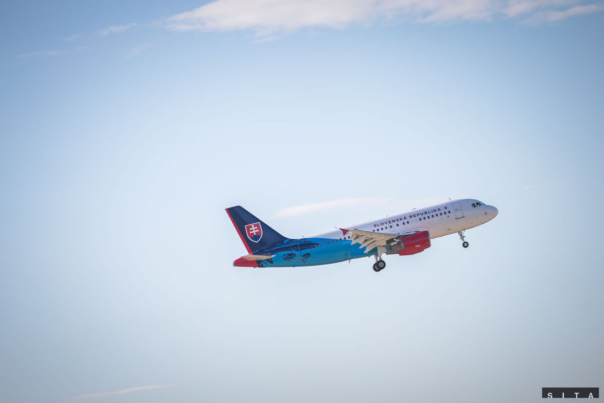 Vládny špeciál Airbus A319 počas príletu na...