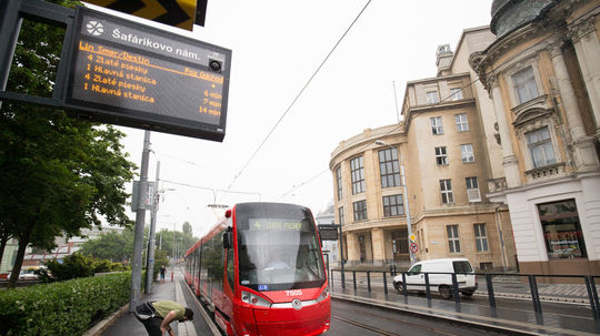 Dráma v bratislavskej električke: bitka dvoch mužov zastavila premávku, jeden skončil v nemocnici