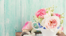 Kvety vložte do šálky, nežné aranžmány prekvapia