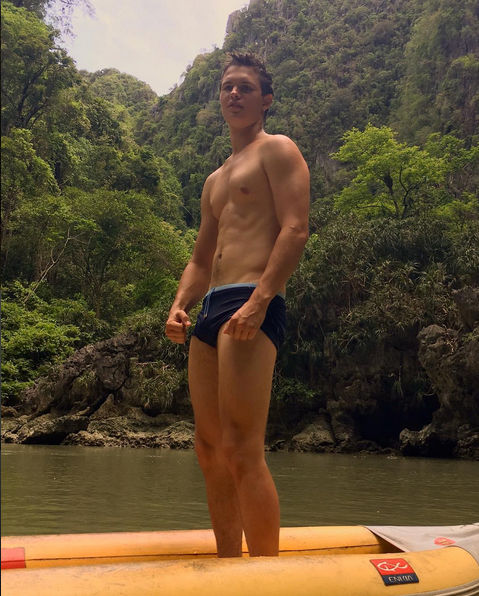Herec Ansel Elgort na zábere z dovolenky.