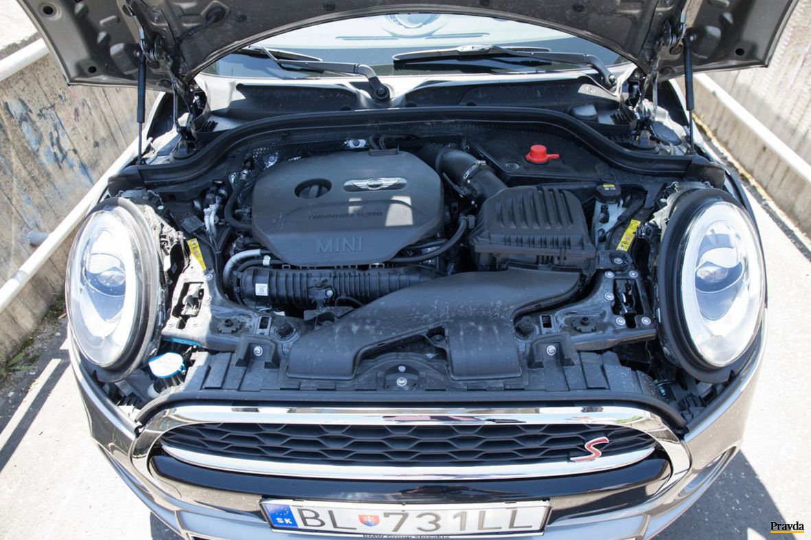 Dvojlitrový motor v sebe ukrýva 192 koní.