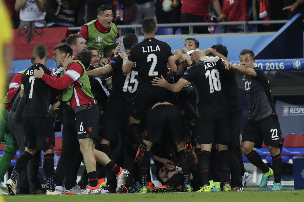 Radosť Albáncov po góle do siete Rumunska.