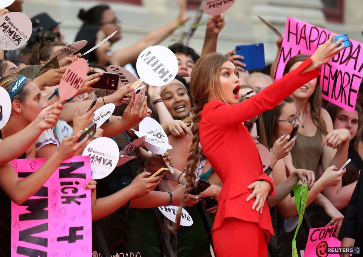Modelka a moderátorka večera Gigi Hadid pózuje...