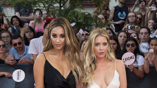 Herečky Shay Mitchell (vľavo) a Ashley Benson.