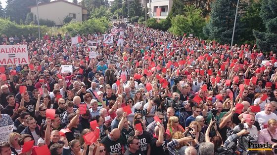 Opozičný protest pred bytovým komplexom Bonaparte.