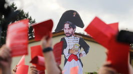 Protest pred Bonaparte: Kaliňákovi ukázali červenú kartu