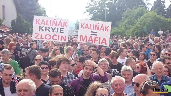 Protestujúci dav pred bytovým komplexom Bonaparte.