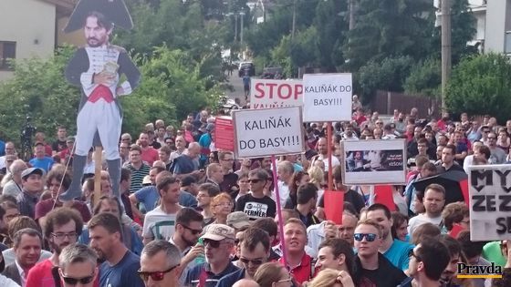 Demonštrácia prebieha pred obytným komplexom...