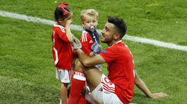 Reprezentant Walesu Neil Taylor so svojimi...