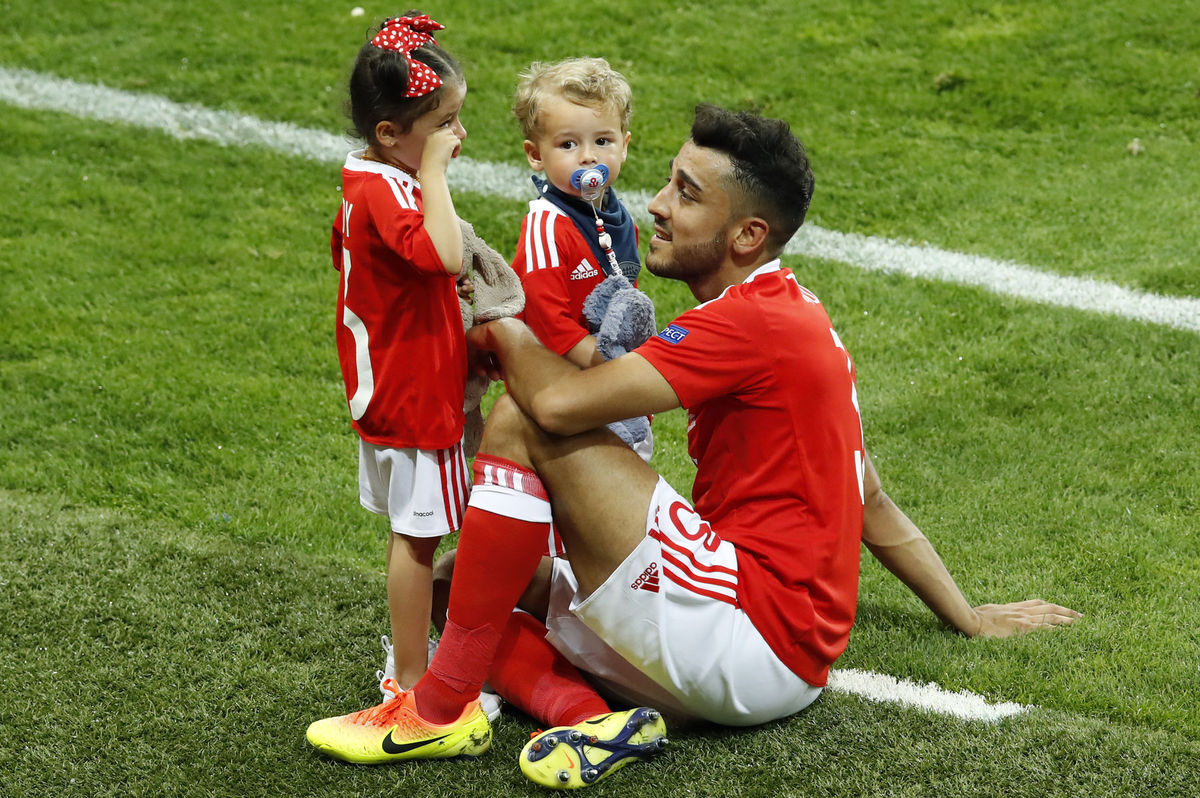 Reprezentant Walesu Neil Taylor so svojimi...