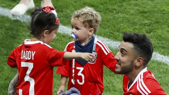 Reprezentant Walesu Neil Taylor so svojimi...