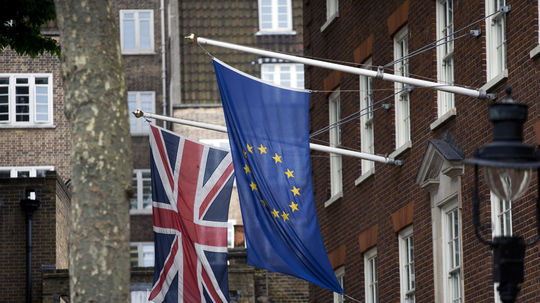 Naťahovačka o brexit môže znížiť rating Británie, varovala Fitch