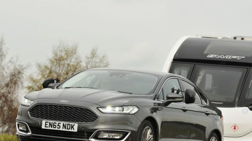 Výkonný Ford Mondeo 2,0 EcoBoost Vignale...