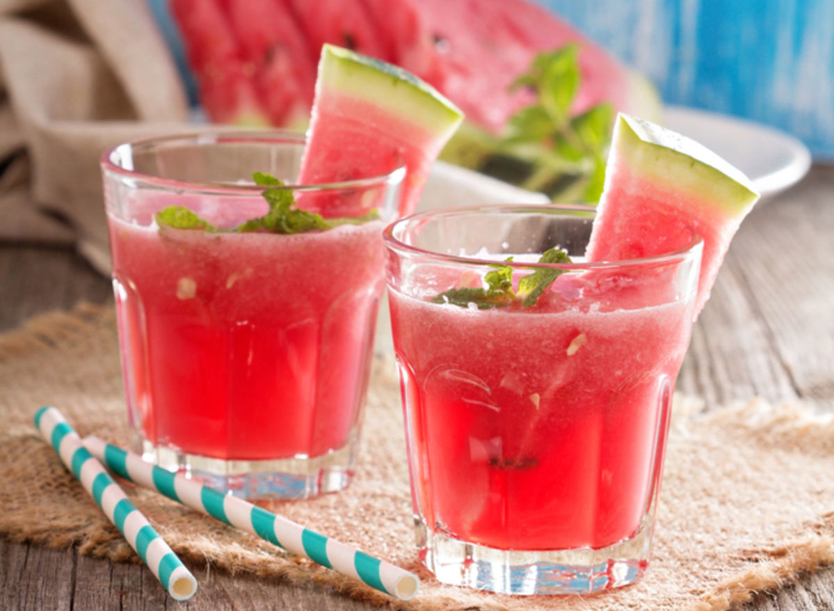 Osviežujúci letný nápoj na báze červeného melóna.