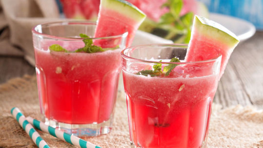 O băutură răcoritoare de vară pe bază de pepene roșu.