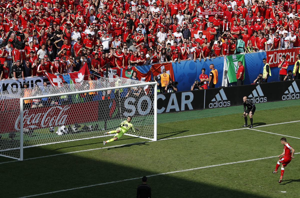 Švajčiar Granit Xhaka míňa poľskú bránku v...