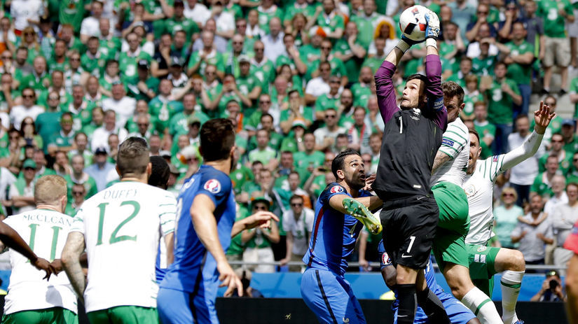 Brankár Francúzska Hugo Lloris rieši situáciu...