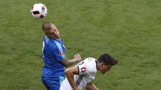 Martin Škrtel (vľavo) v súboji s Mariom Gomezom.