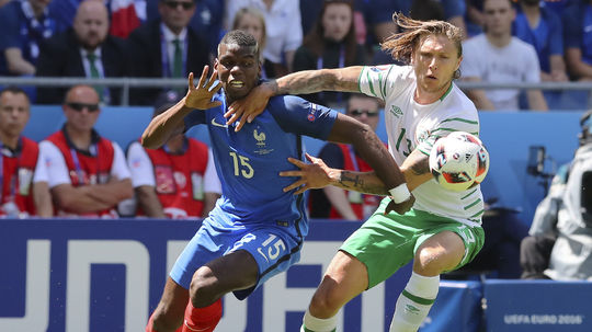 Francúz Paul Pogba (vľavo) v súboji s Írom...