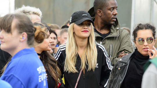 Speváčka Rita Ora vyrazila tiež na festival...