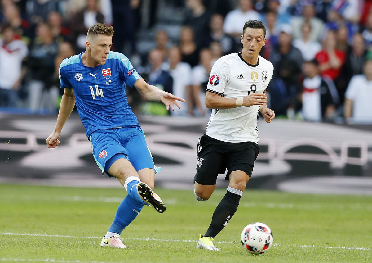 Slovenský obranca Milan Škriniar a stredopoliar...