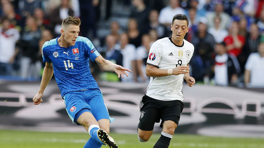 Milan Škriniar, Mesut Özil