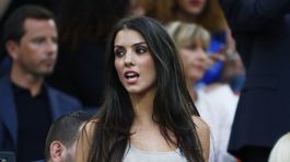 Sexi manželka slávneho futbalistu na tribúne! Tá ale priťahuje pohľady