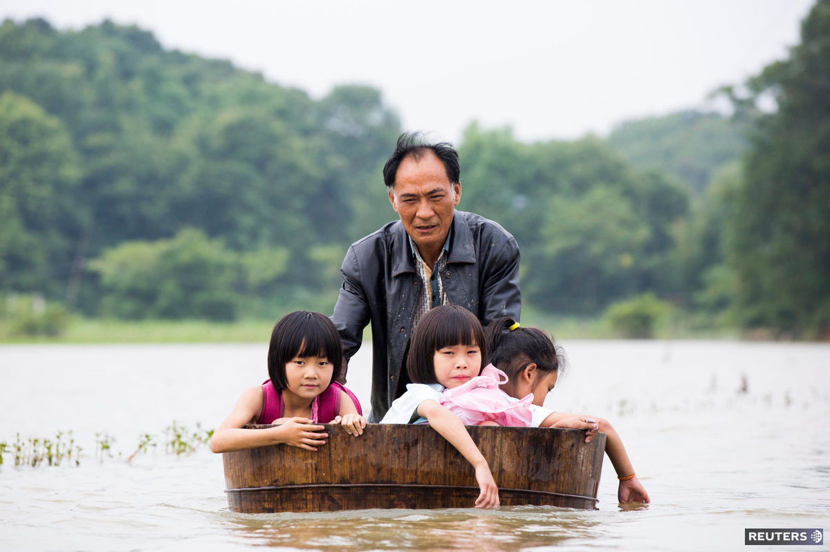 Čína, záplavy, otec, deti, lavór, dievčatá