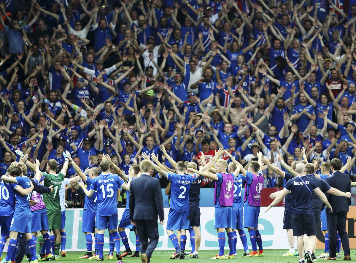 Hráči Islandu oslavujú so svojimi fanúšikmi...