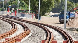 Električková trať v Petržalke má poškodené zberače i koľaj