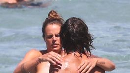 Tieto prsia vyplávali olympijské zlato, Manaudou ich ukazuje na Korzike