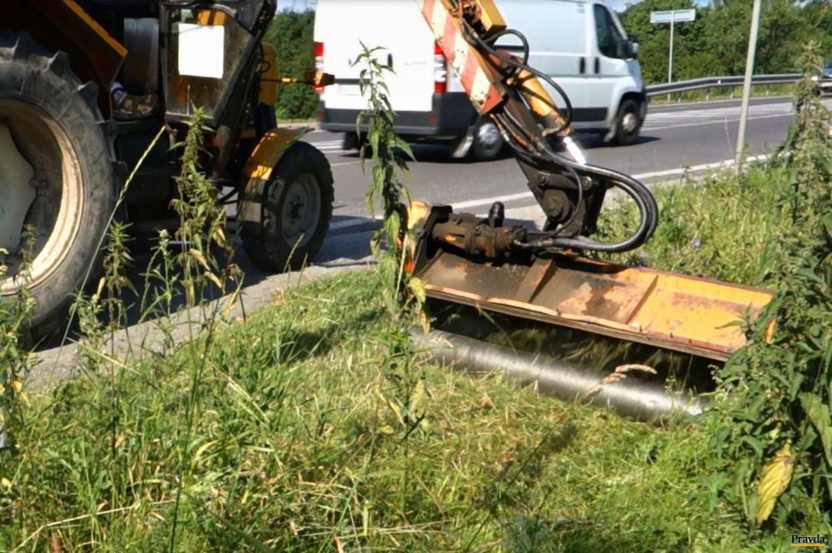 Krajnice pri ceste medzi Žilinou a Vrútkami...