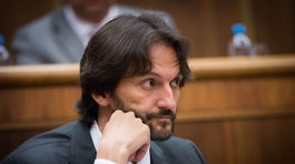 Matovič plagát nezbalil, schôdzu o odvolaní Kaliňáka prerušili na neurčito