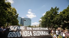 V Bratislave protestovali stovky učiteľov, v prvý deň predsedníctva aj v angličtine